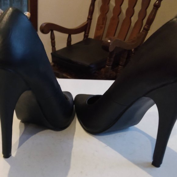 Black heels with a pointy toe. Heel is 6 inches - Picture 5 of 5